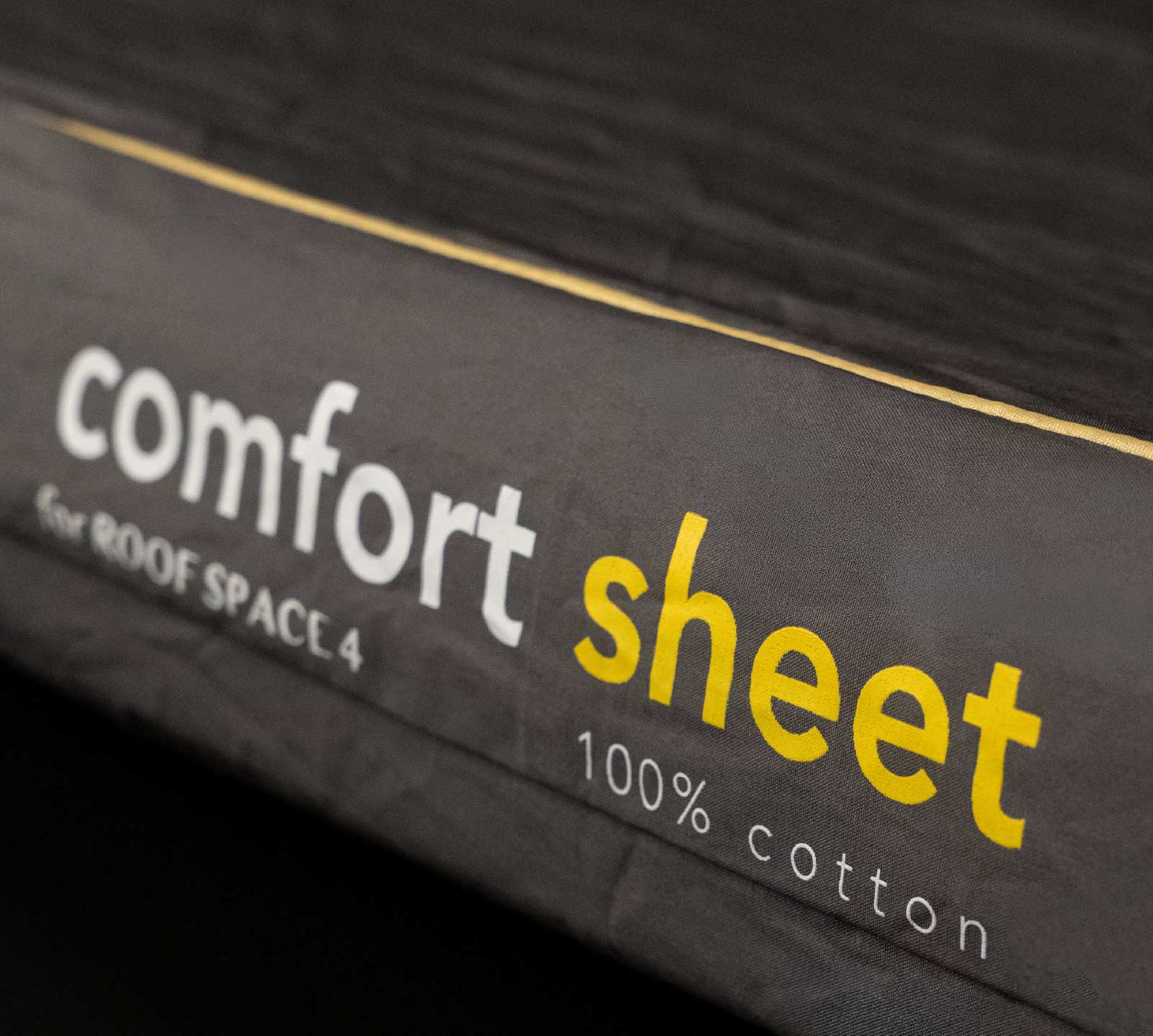 Passgenaues Comfort Sheet Spannbettlaken aus 100% Baumwolle aufgezogen mit Schriftzug.