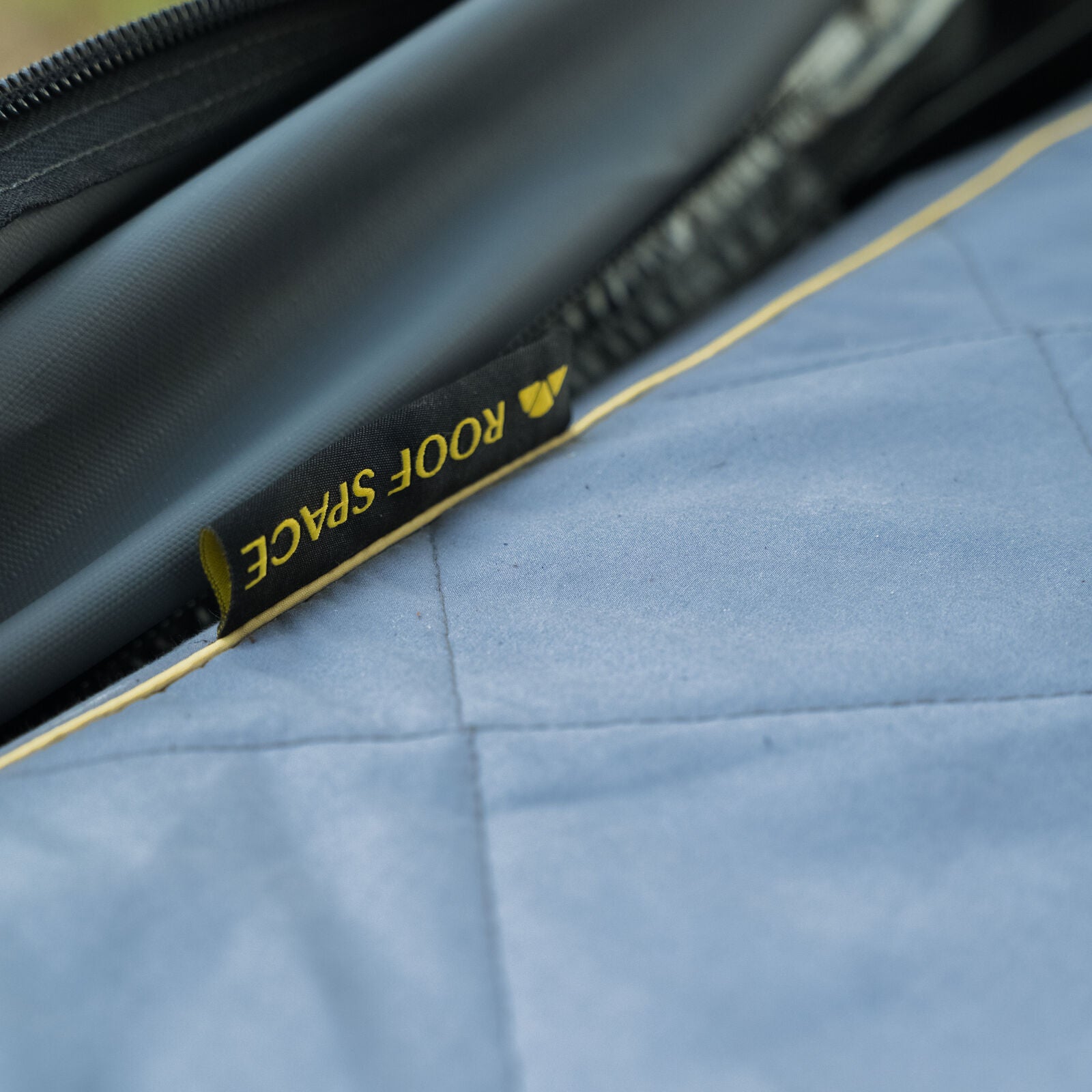 Detailaufnahme: Roof Space 2 Premium Comfort Mattress - Stoffoberfläche und angenähtes Logo