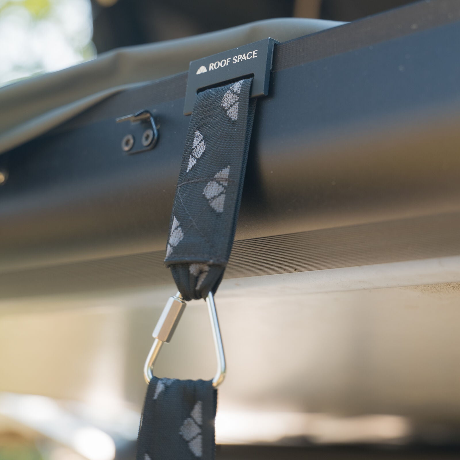 Passgenauer Universalhaken für das Roof Space 2 und Roof Space 4 Dachzelt inkl. Karabiner, am Dachzeltkoffer befestigt.