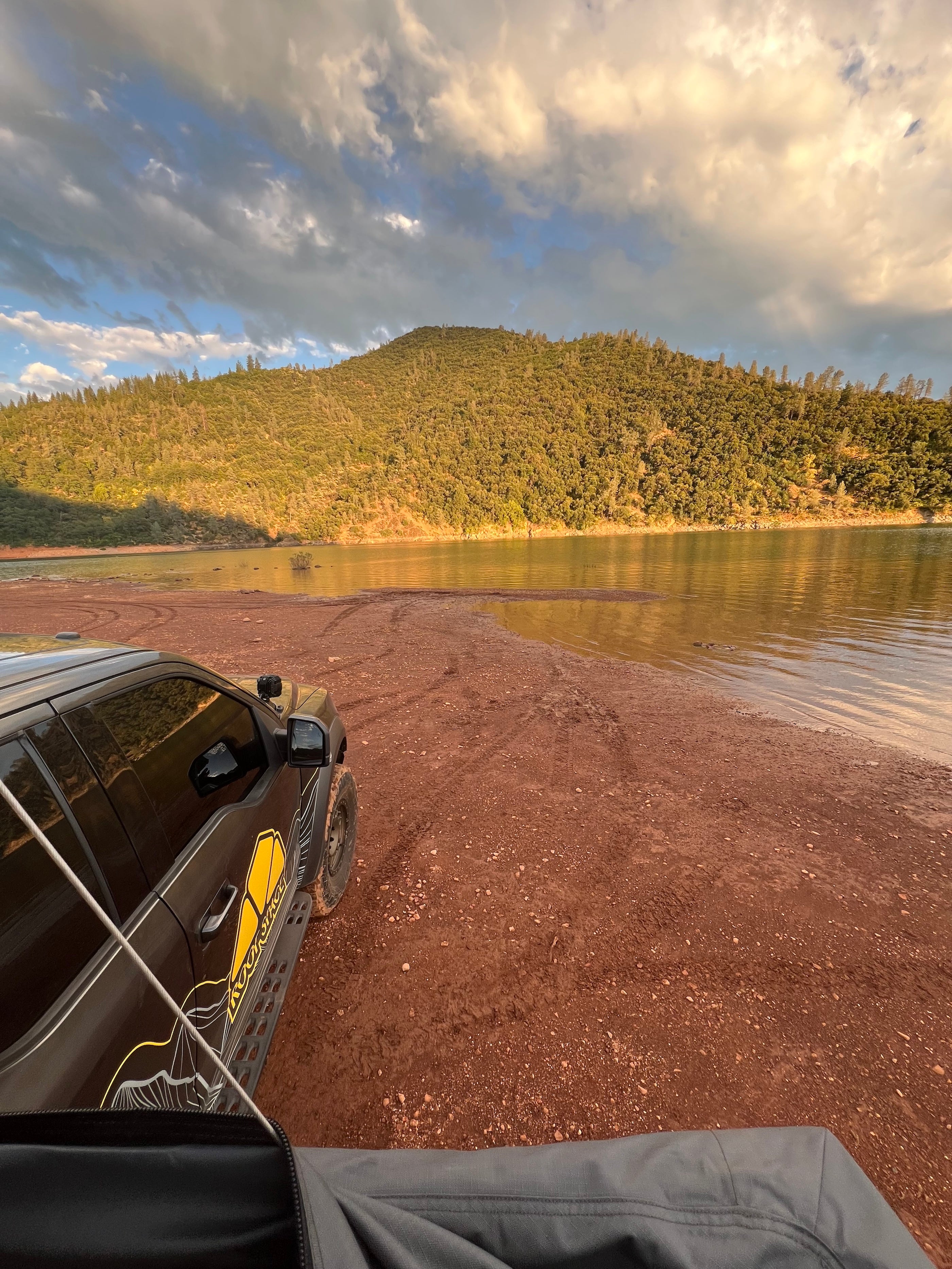 Dachzelt auf Ford Raptor am See in den USA