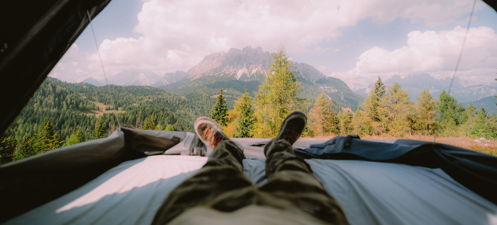 Dachzelt 2 Personen Roof Space 2 in geöffnetem Zustand mit Blick auf die Berge und Fokus auf die Matratze.