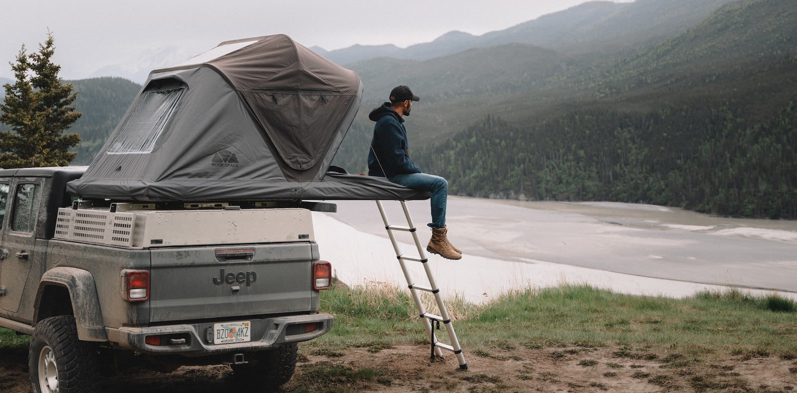 Dachzelt für 2 Personen Roof Space in geöffnetem Zustand in Alaska beim Belastungstest.