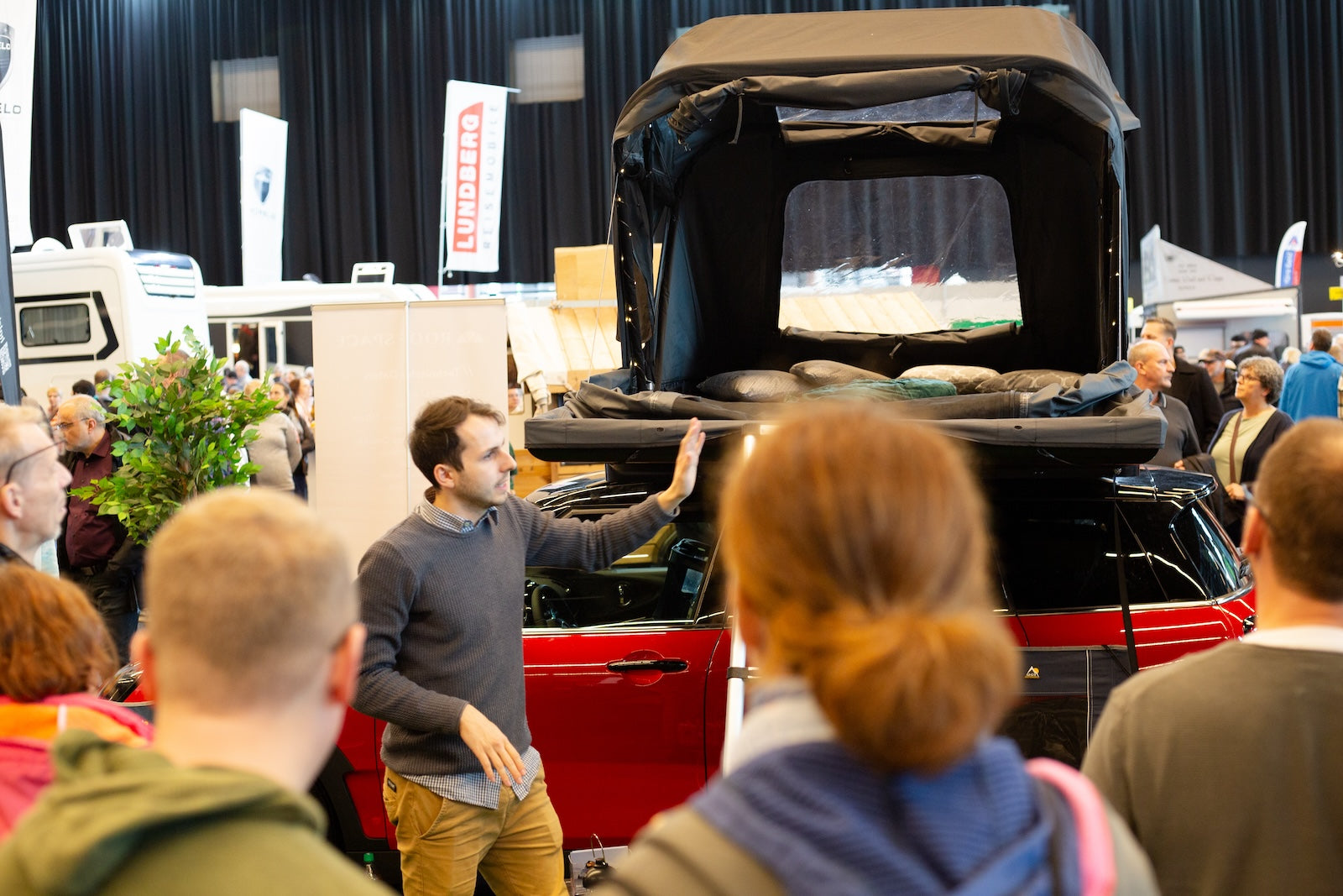 Dachzelt auf einem Mini Cooper auf der Messe.