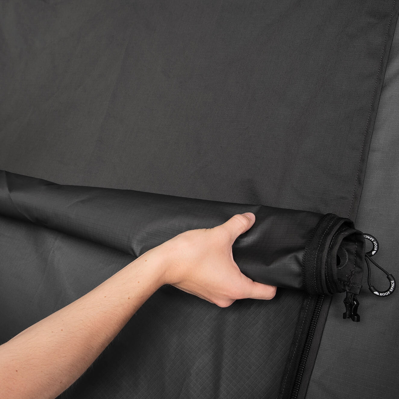 Aufgerolltes Sonnendach, des Dachzeltes für 2 Personen Roof Space 2.