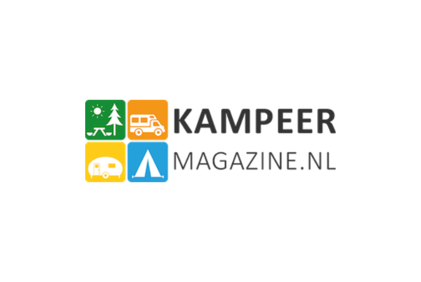 Logo des "Kampeer Magazine.nl" mit Symbolen für Camping: Picknicktisch, Wohnwagen, Zelt. Der Text ist schwarz, die Symbole sind in Grün, Gelb, Orange und Blau.
