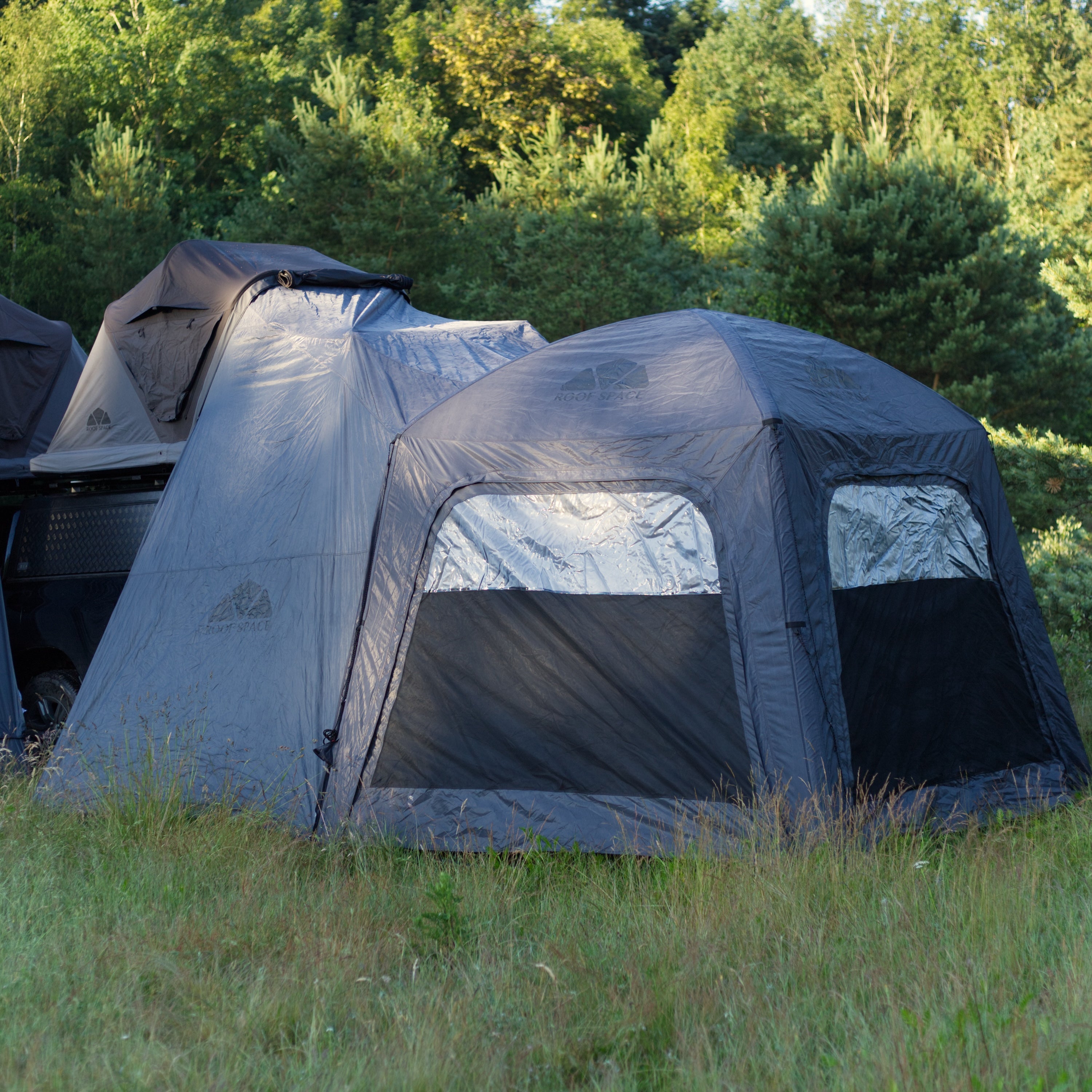 Dunkelgraues und schwarzes Campingzelt Family Base mit reflektierenden Silberfenstern