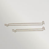 Zwei goldfarbene Metall-Autotür-Griffe mit eleganter, gebogener Form