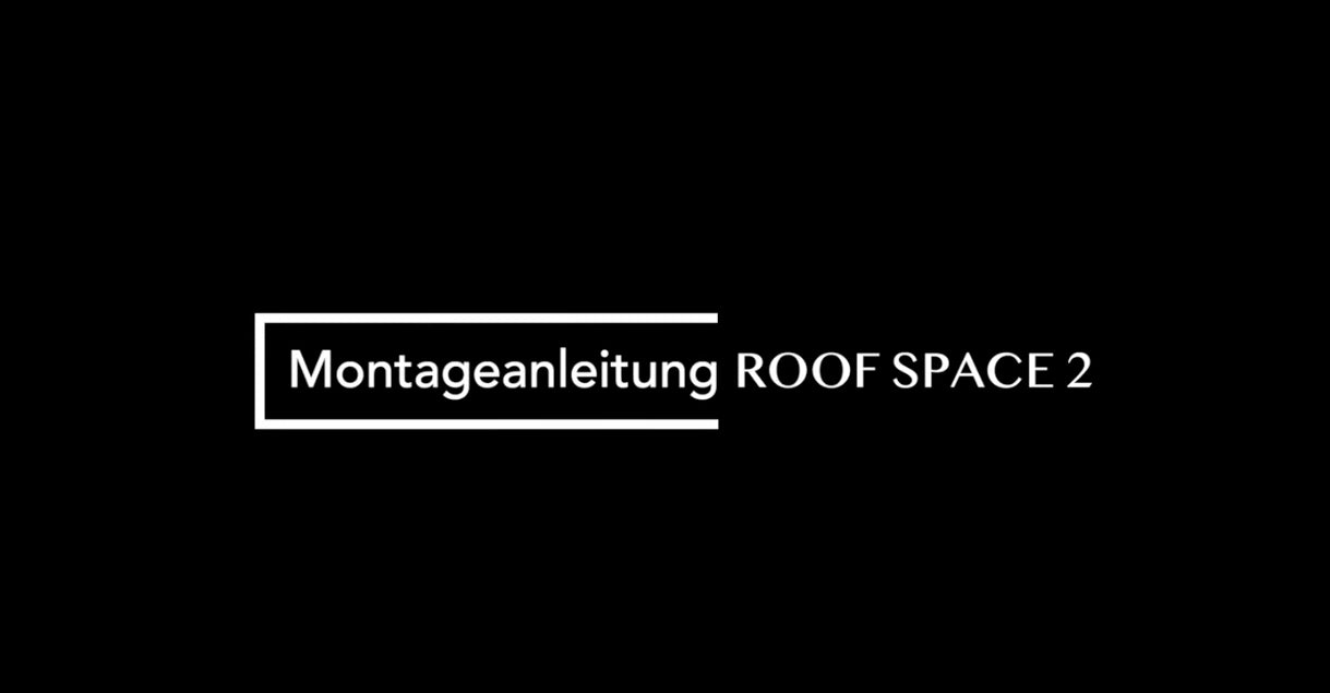 Schwarzer Hintergrund mit weißem Text "Montageanleitung ROOF SPACE 2" innerhalb eines weißen Rahmens.