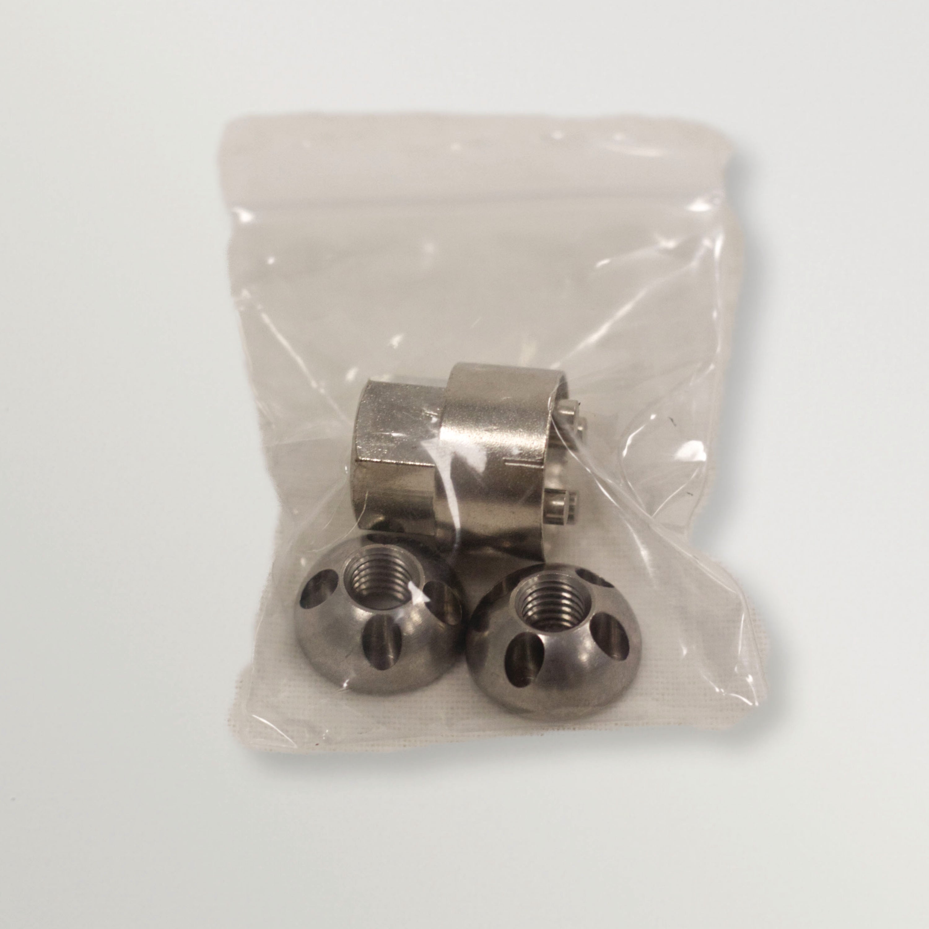 Silberner Metall-Fahrradachse-Endkappe und passende Gewindekugellager in Klarsichtbeutel