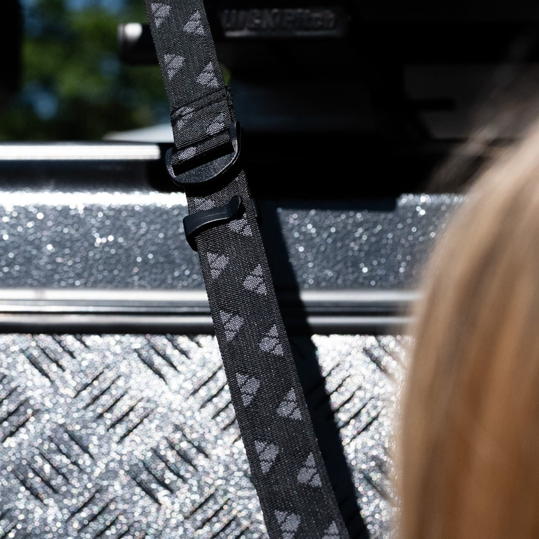 Schwarzer Spezialgurt zum Öffnen und Schließen mit grauem Pfotenmuster und Kunststoffgarnitur