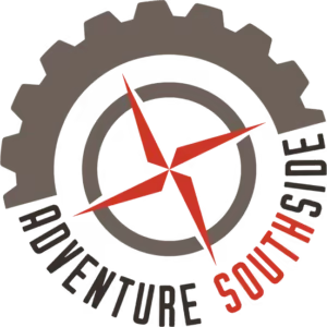 Abstraktes Logo in Rottönen: Vierstrahliger roter Stern über grauem Zahnrad mit Text "ADVENTURE SOUTHSIDE" im unteren Bereich.