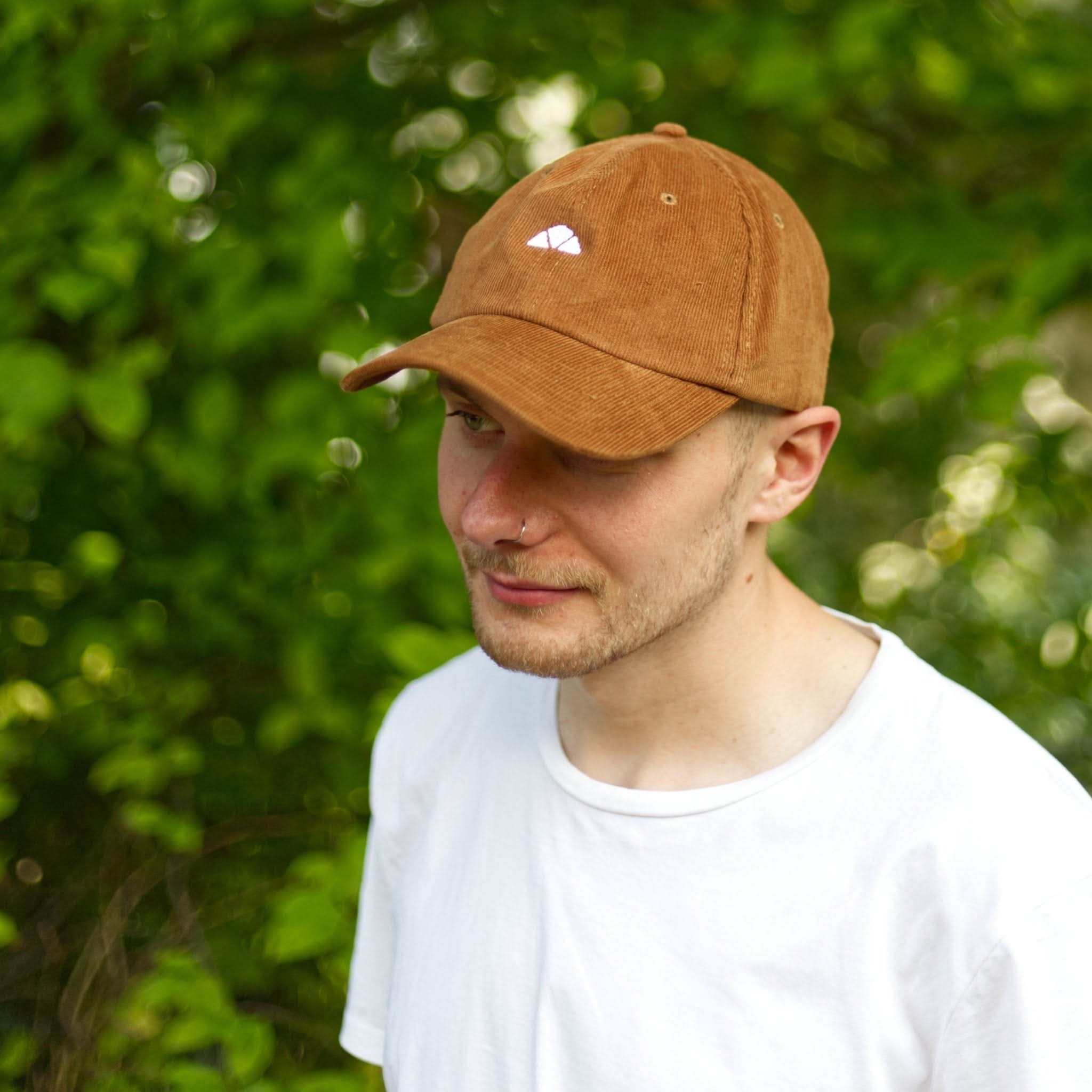 Brauner Corduroy-Baseballcap mit weißem Logo für Cord-Cap Roof Space