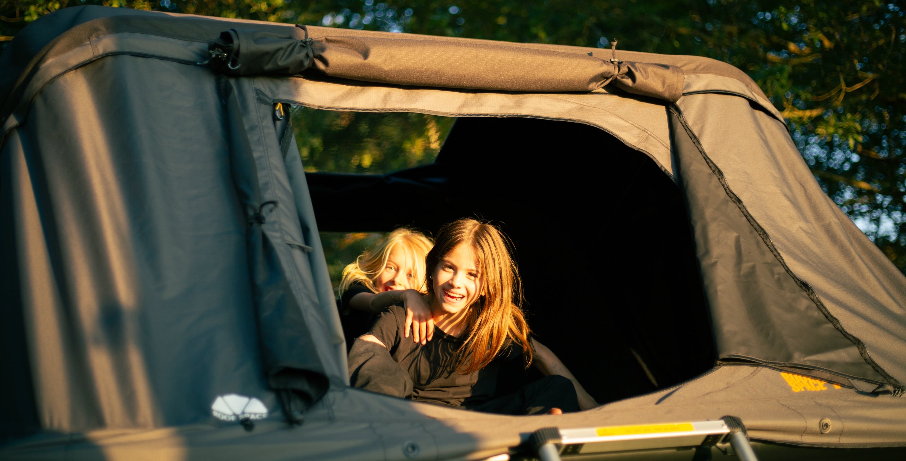 Vier Personen Dachzelt Roof Space 4 geeignet für Familien mit Kindern.