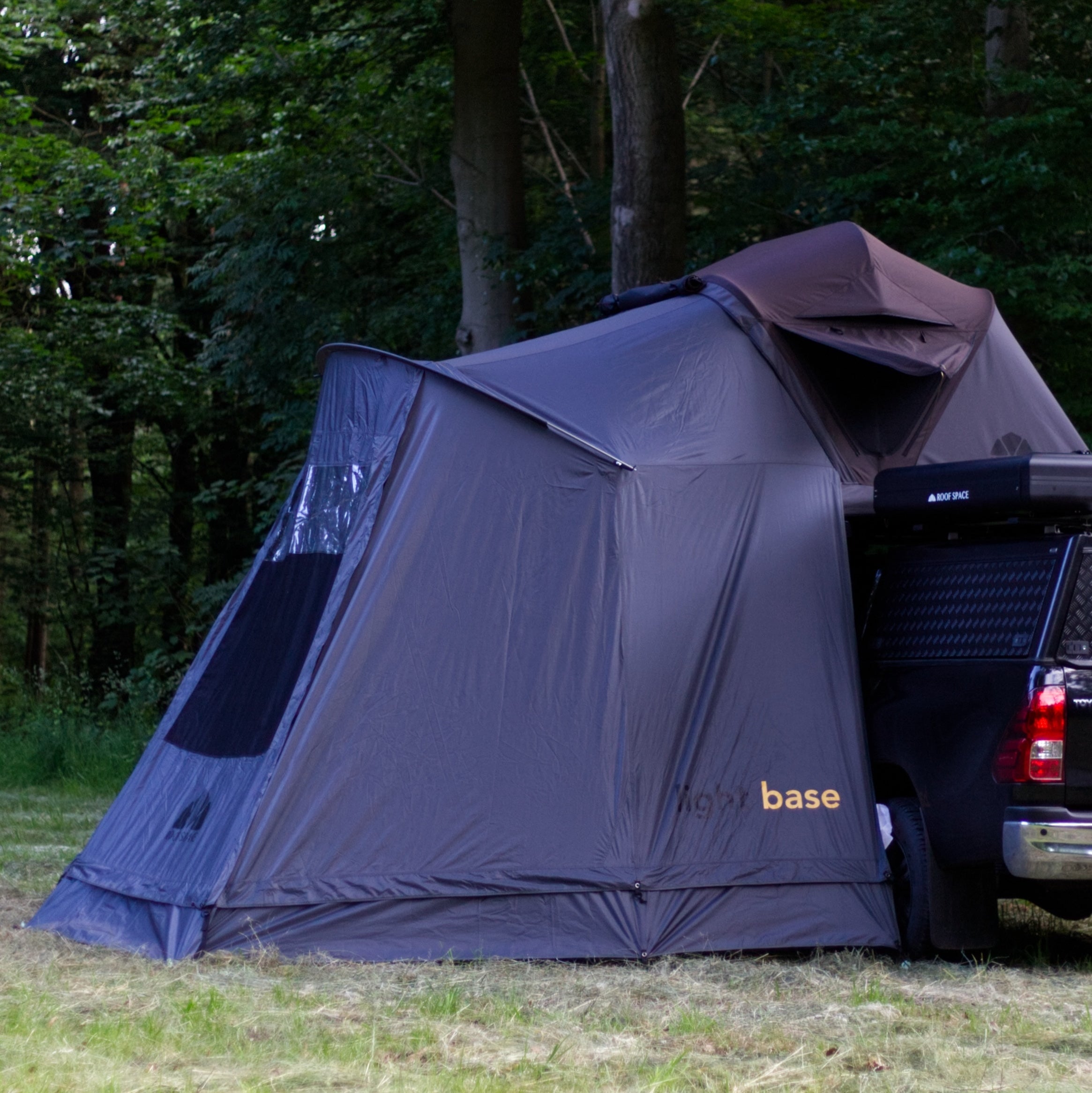 Dunkelgraues Dachzelt Light Base mit braunem Baldachin