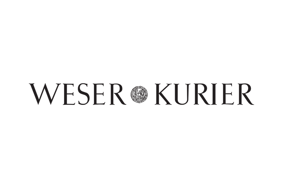 Schriftzug "WESER KURIER" in Grau mit Wappen in der Mitte, auf schwarzem Hintergrund.